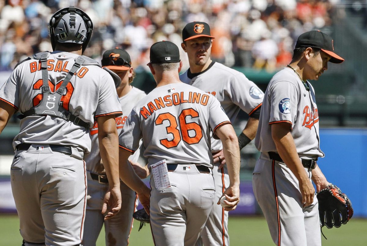 ジャイアンツ戦の４回途中、降板するオリオールズ・菅野（右端）＝サンフランシスコ（共同）