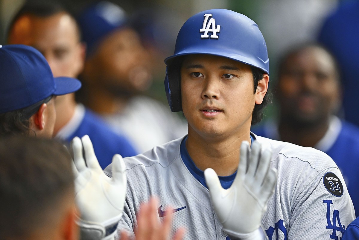 パイレーツ戦の３回、４６号ソロを放ち迎えられるドジャース・大谷＝ピッツバーグ（ゲッティ＝共同）