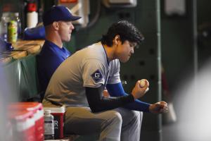 パイレーツ戦の６回、ベンチでボールに目を落とすドジャース・大谷＝ピッツバーグ（共同）
