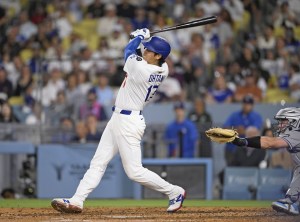 ロッキーズ戦の７回、二塁打を放つドジャース・大谷＝ロサンゼルス（共同）