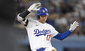 ロッキーズ戦の７回、二塁打を放ってポーズをとるドジャース・大谷＝ロサンゼルス（共同）