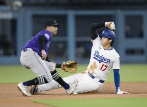 ロッキーズ戦の３回、二盗を決めるドジャース・大谷＝ロサンゼルス（共同）