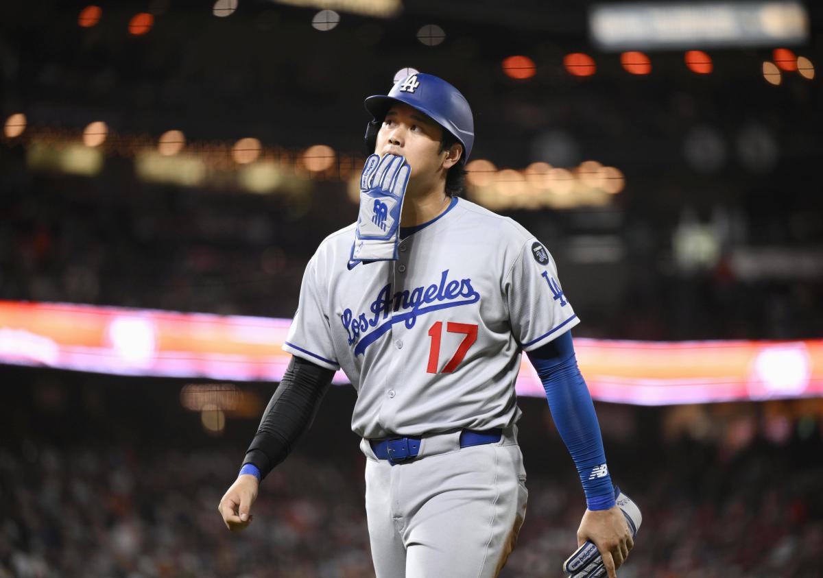 ジャイアンツ戦の１０回の攻撃を終え、ベンチに戻るドジャース・大谷＝サンフランシスコ（共同）