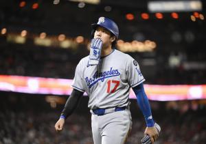 ジャイアンツ戦の１０回の攻撃を終え、ベンチに戻るドジャース・大谷＝サンフランシスコ（共同）