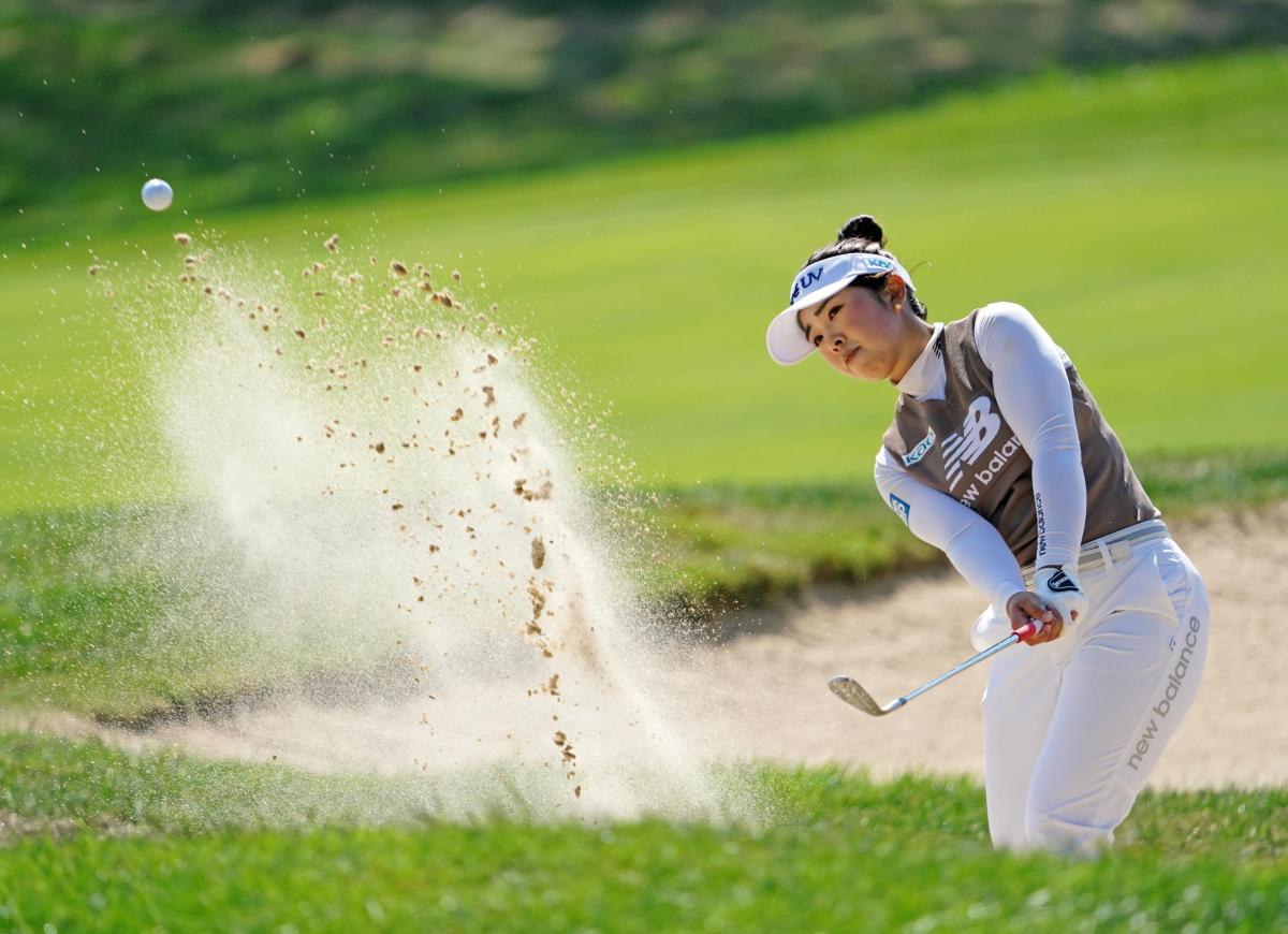 第３ラウンド、８番でバンカーショットを放つ山下美夢有。通算１４アンダーで３位に浮上＝ＴＰＣリバースベンド（共同）