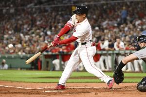 ヤンキース戦の１回、中犠飛を放つレッドソックス・吉田＝ボストン（イマジンイメージズ・ロイター＝共同）