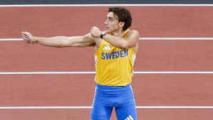 【世界陸上】棒高跳び王者・デュプランティス、競技中の“謎ポーズ”はイチローだった！　本人告白に驚愕「そうだったのか」「アーチェリーじゃないのかよ」