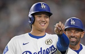 フィリーズ戦の３回、四球で出塁したドジャース・大谷＝ロサンゼルス（共同）