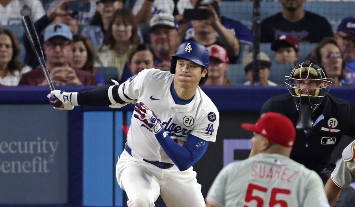 フィリーズ戦の５回、右翼線に二塁打を放つドジャース・大谷。投手スアレス＝ロサンゼルス（共同）
