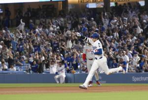 米大リーグ、フィリーズ戦の８回、５０号ソロを放ったドジャース・大谷翔平。メジャー史上６人目となる２年連続のシーズン５０本塁打に到達した＝１６日、ロサンゼルス（共同）