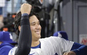 試合開始前、ベンチで笑顔を見せるドジャース・大谷＝ロサンゼルス（共同）