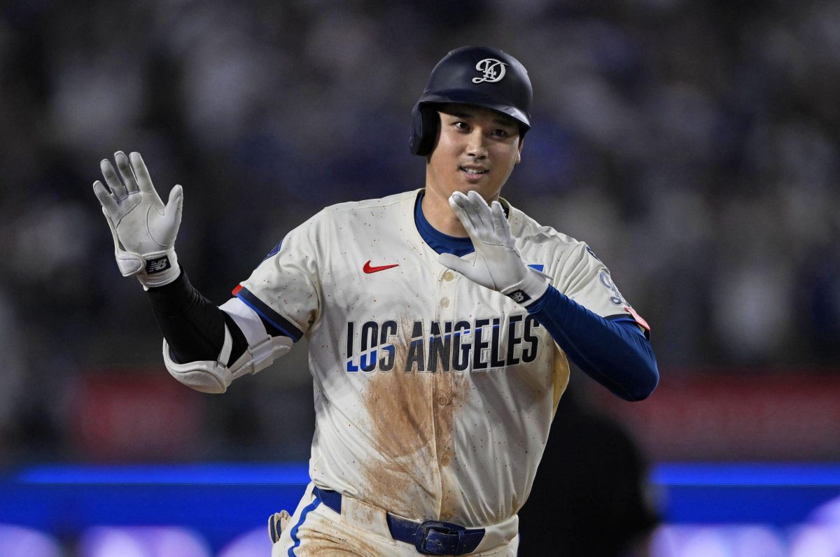 ジャイアンツ戦の６回、５３号ソロを放ちポーズをとるドジャース・大谷＝ロサンゼルス（共同）