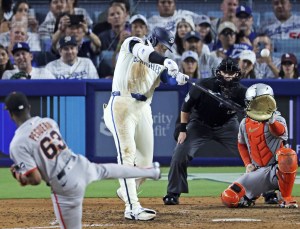 ジャイアンツ戦の６回、リーグトップに並ぶ５３号ソロを放つドジャース・大谷。投手ペゲロ＝ロサンゼルス（共同）
