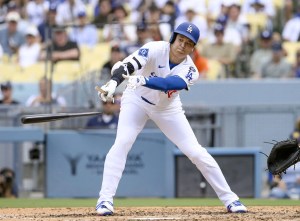 ジャイアンツ戦の６回、バットを折りながら右前打を放つドジャース・大谷＝ロサンゼルス（共同）