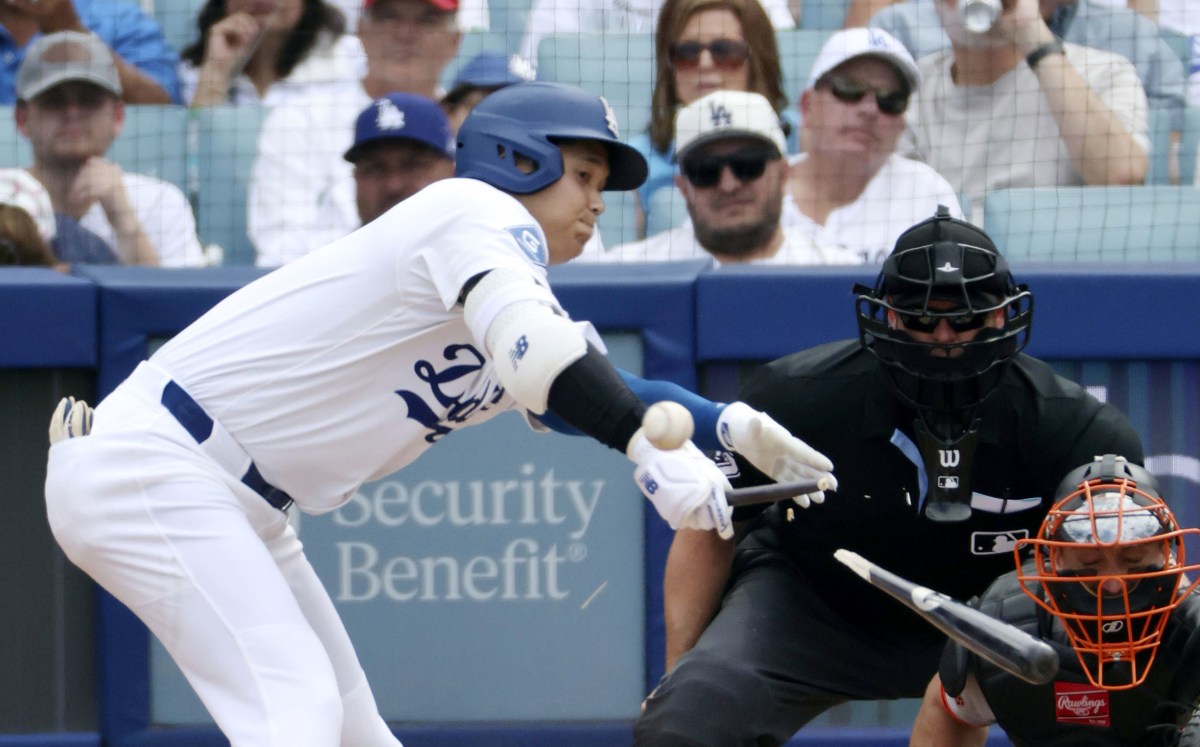 ジャイアンツ戦の６回、バットを折りながら右前打を放つドジャース・大谷＝ロサンゼルス（共同）