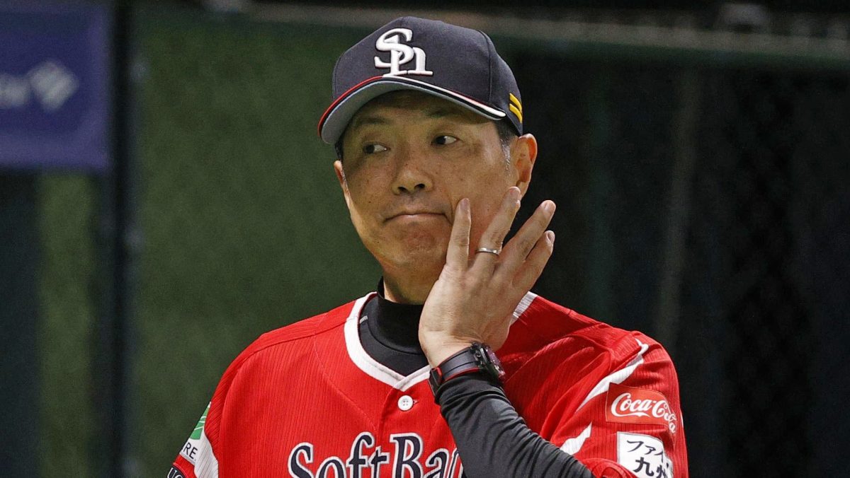 選手交代を告げたソフトバンク・小久保監督。オリックスに４連敗を喫した＝みずほペイペイドーム
