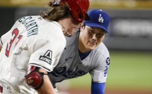 ダイヤモンドバックス戦の６回、マッカーシー（左）を投ゴロに仕留め、タッチアウトにするドジャース先発・大谷＝フェニックス（共同）