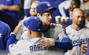 ダイヤモンドバックスの６回を無失点で投げ終え、ロバーツ監督（手前）に迎えられるドジャース・大谷＝フェニックス（共同）