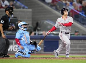 ブルージェイズ戦の５回、３号ソロを放つレッドソックス・吉田＝トロント（ゲッティ＝共同）