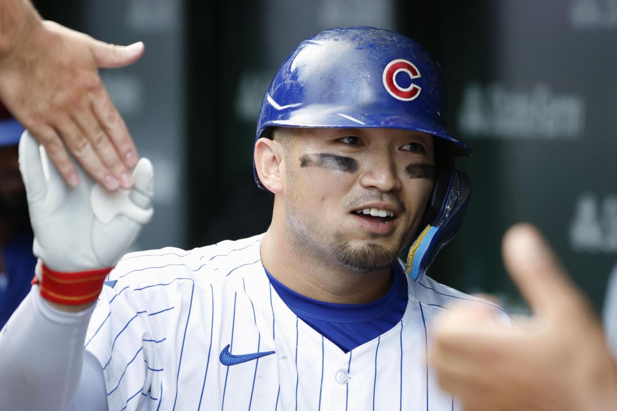 カージナルス戦の６回、３１号ソロを放ちベンチで迎えられるカブス・鈴木＝シカゴ（共同）