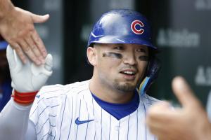 カージナルス戦の６回、３１号ソロを放ちベンチで迎えられるカブス・鈴木＝シカゴ（共同）