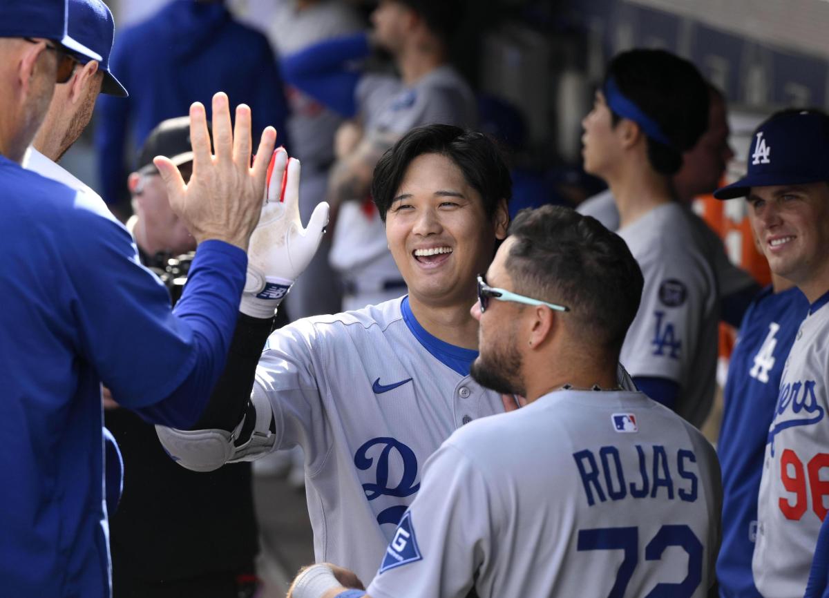 米大リーグ・マリナーズ戦の７回、５５号ソロを放ち、ベンチで笑顔のドジャース・大谷翔平＝２８日、シアトル（共同）