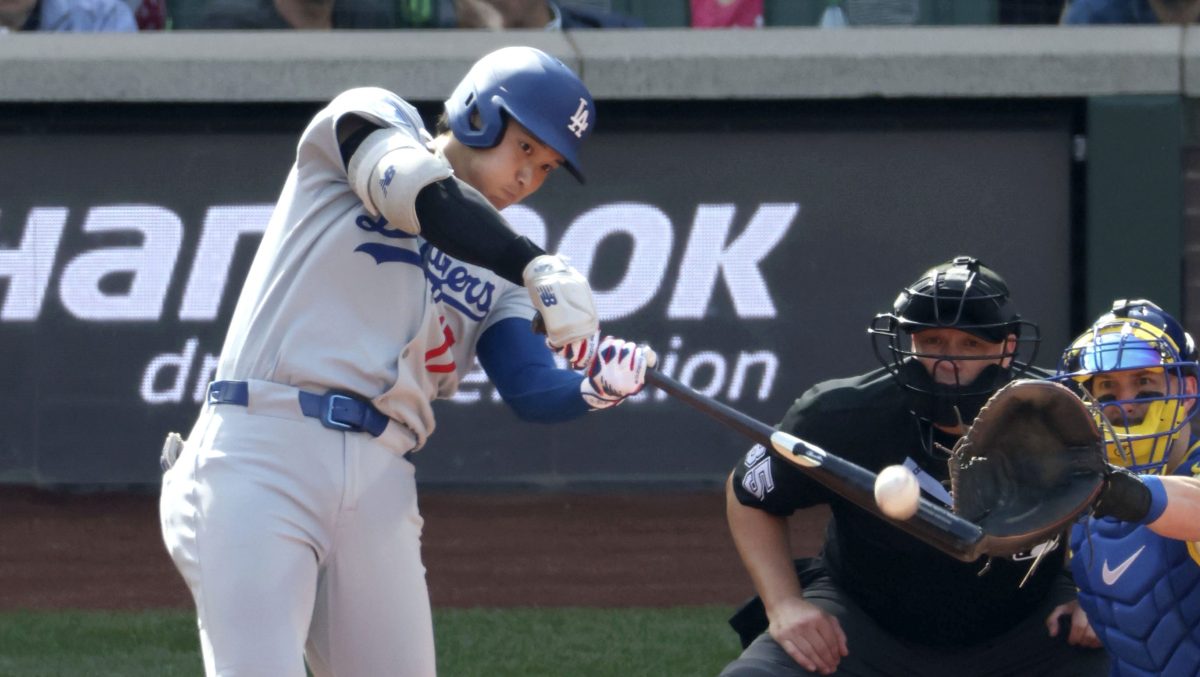 ５５号の大谷 米大リーグ・大谷 　米大リーグ・マリナーズ戦の７回、自己最多を更新する５５号ソロを放つドジャース・大谷翔平＝２８日、シアトル（共同）