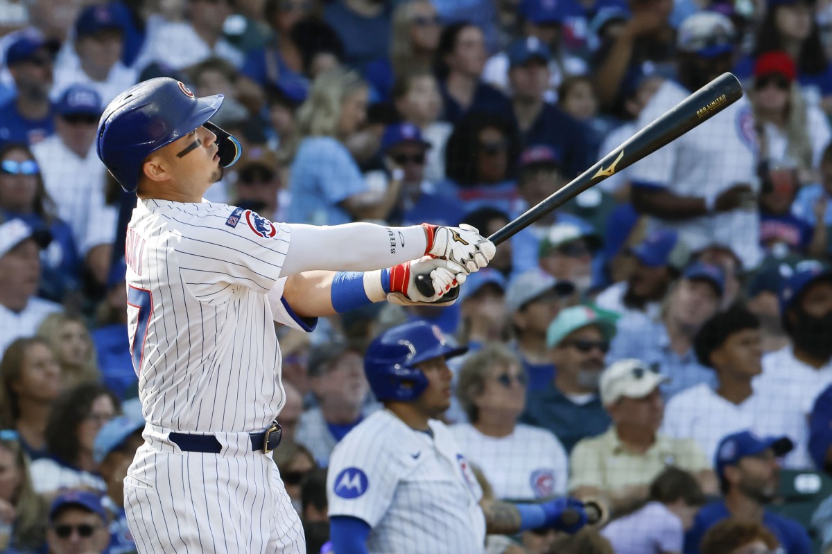 カージナルス戦の５回、４試合連続本塁打となる３２号ソロを放つカブス・鈴木＝シカゴ（共同）