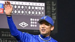 ２８日の広島戦を終え、スタンドに手を振るプロ野球ＤｅＮＡの三浦大輔監督＝マツダスタジアム