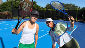 畑岡奈紗、テニス挑戦で“才能開花”？ レジェンド・杉山愛も「上手」と認めたスイングに反響