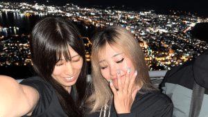 「夜景に負けない美しさ」桑木志帆、“100万ドルの夜景”で見せた柔らかな表情にファンうっとり「2人ともキレイ」