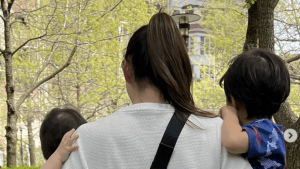 さすが元アスリート！ 鈴木誠也の妻・畠山愛理、2人の息子を“両腕抱っこ”するパワフルな姿に反響