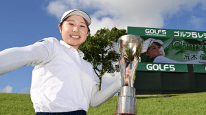 「ニューヒロイン誕生」20歳・新人女子プロゴルファーがツアー初優勝！　頂点掴んだ笑顔に「痺れました」と祝福殺到