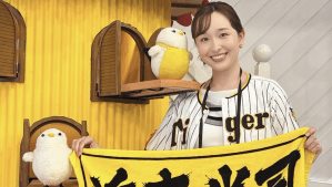 美人女子アナ、阪神優勝で見せた“最強ユニ姿”　喜びの笑顔ショットにファン悶絶