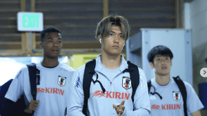 小川航基、親善試合の会場入り姿に「なんでこんな毎回ビジュ良いの」「髪色まじで好き」　