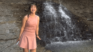 吉田優利、ピンクのミニスカ＆ノースリーブ姿で“健康美”全開　しなやかなヨガ動画も公開