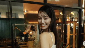 「ゴルフウェア脱ぐとここまでエレガントだったとは」引退発表の25歳・鈴木愛佳子、白キャミワンピ姿にネット驚き