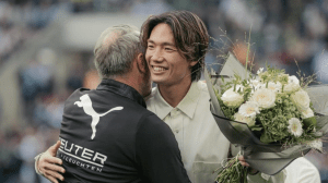 「愛されてる」「家族みたい」板倉滉、ボルシアMG退団セレモニーに感謝　菅原由勢とも交流