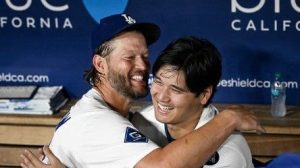 大谷翔平、引退のカーショーとの“魂のハグ”にファン感涙「最高の労い」「これは泣ける」