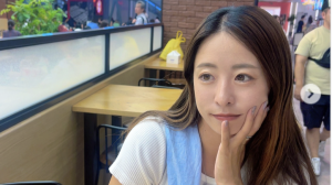 「長居しちゃうのあるある？」園田彩乃、フードコートで頬杖　アンニュイな私服オフショットに反響