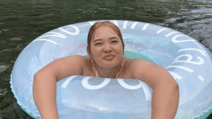 「チャーミングすぎる」鈴木愛、無邪気な笑顔と”水着ショット”にファン悶絶