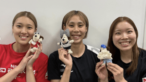 「3姉妹のよう」「可愛い」バレー女子日本代表・佐藤淑乃、“仲良しトリオ”でマスコット片手におそろいショット