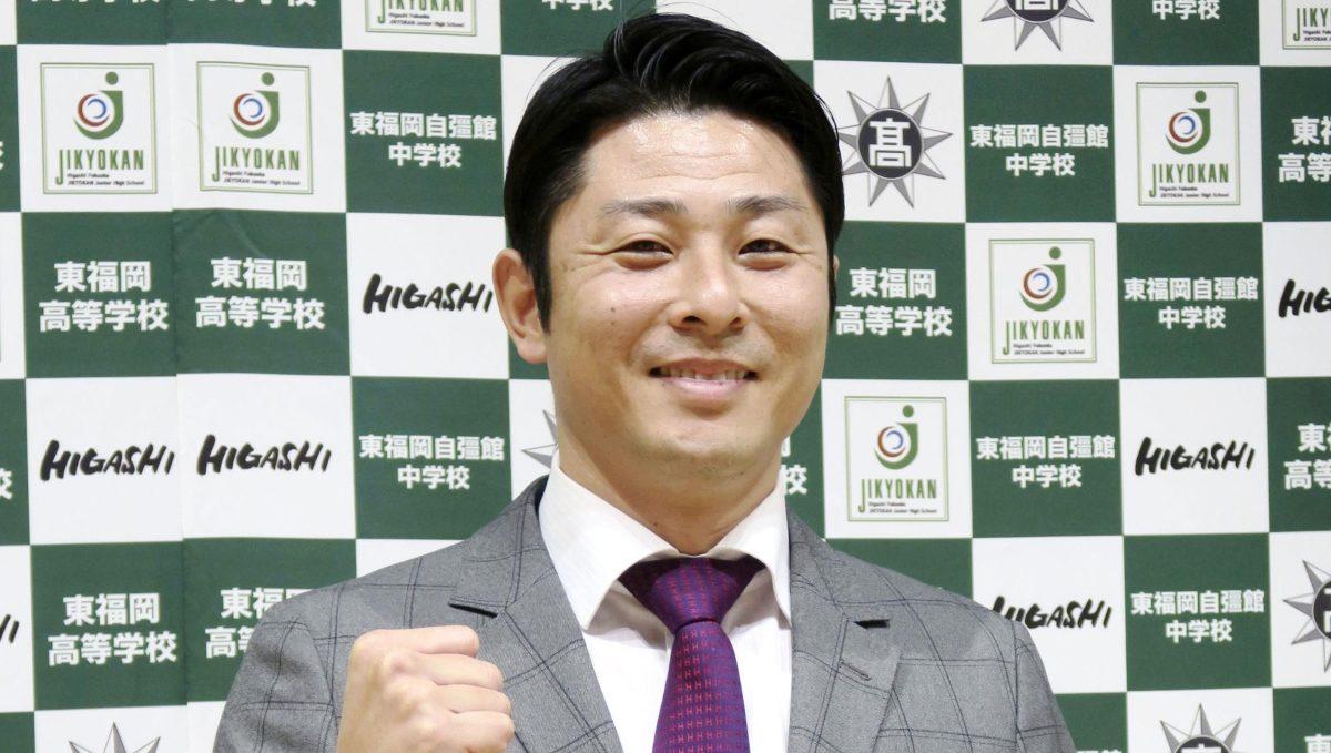 笑顔の伊藤義弘氏 元ロッテ伊藤氏が指導 　東福岡で指導することになったプロ野球ロッテで活躍したＯＢの伊藤義弘氏＝２７日、福岡市博多区