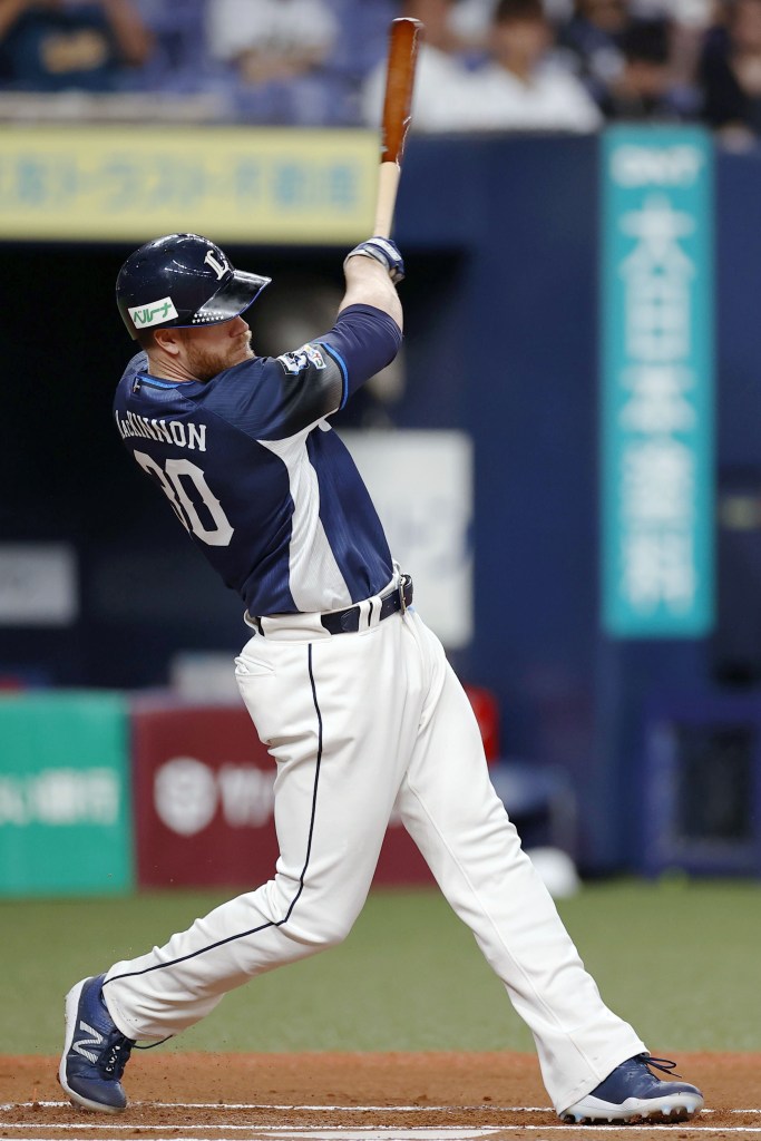 ６回西武無死一塁、マキノンが左越えに先制２ランを放つ＝京セラドーム