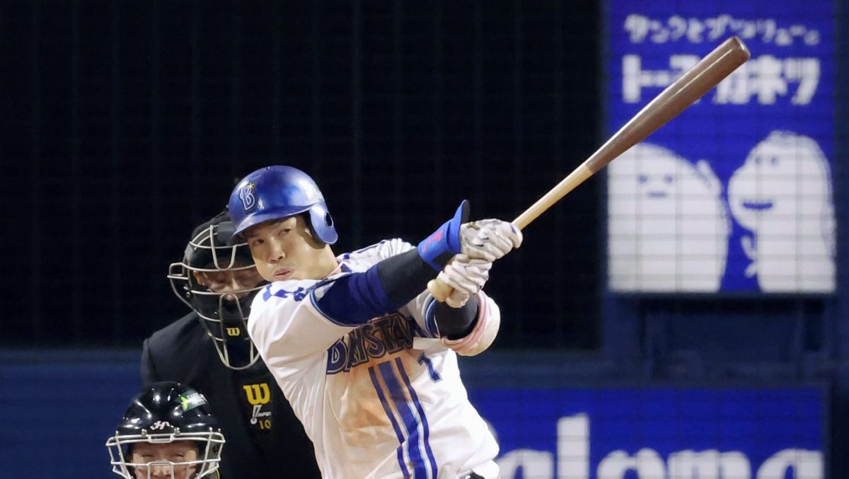 プロ野球日本シリーズ第６戦で２点打を放つＤｅＮＡの桑原将志外野手＝３日、横浜