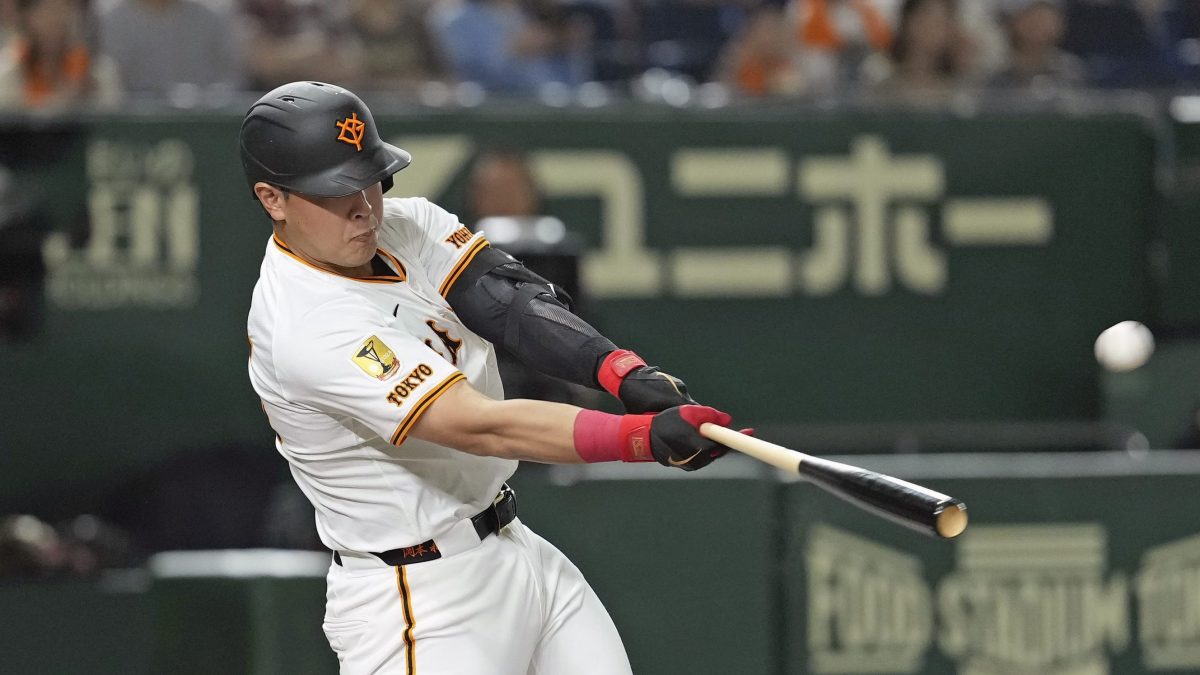 ２回巨人無死、左越えに先制ソロを放つ岡本＝東京ドーム