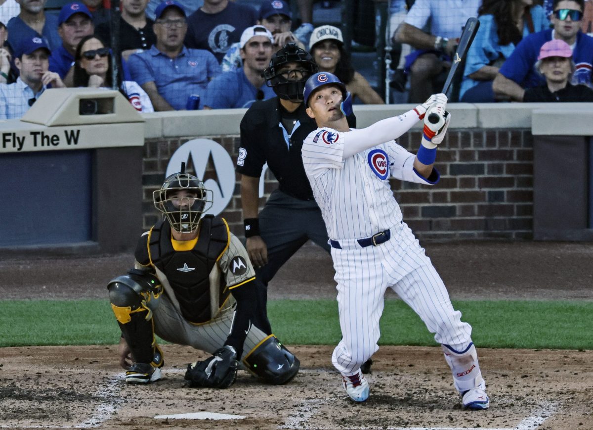 米大リーグ、ワイルドカードシリーズ第１戦のパドレス戦で、５回にソロ本塁打を放つカブスの鈴木誠也＝９月３０日、シカゴ（共同）