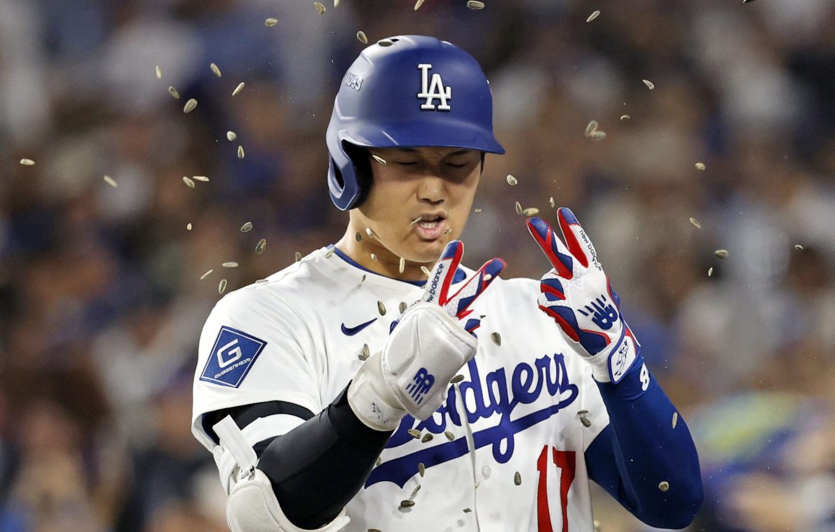 レッズ戦の６回、この試合２本塁打目となる２ランを放ち、ヒマワリの種で祝福されるドジャース・大谷＝ロサンゼルス（共同）