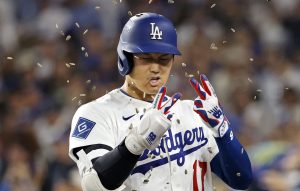 レッズ戦の６回、この試合２本塁打目となる２ランを放ち、ヒマワリの種で祝福されるドジャース・大谷＝ロサンゼルス（共同）
