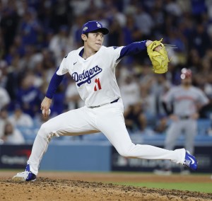レッズ戦の９回、登板したドジャース・佐々木＝ロサンゼルス（共同）